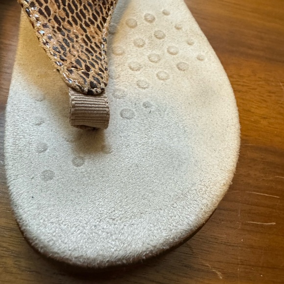 Women's Vionic Tan Sandals women’s sized 6 - Picture 9 of 11